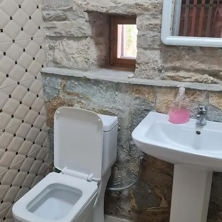 Lasiura Pensión Gjirokastër